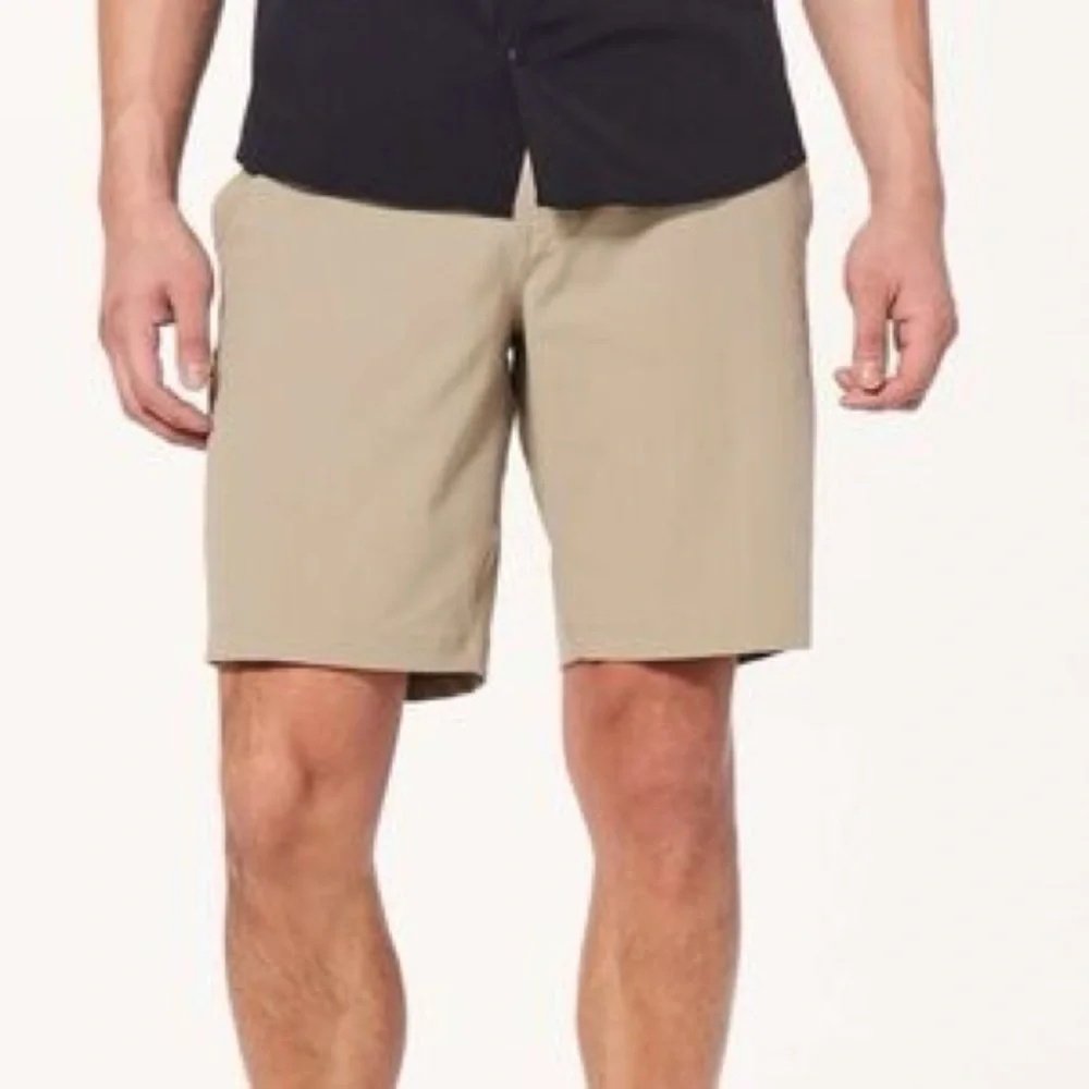 Lululemon Commission Shorts Slim 9” in Tofino Sand, size 38